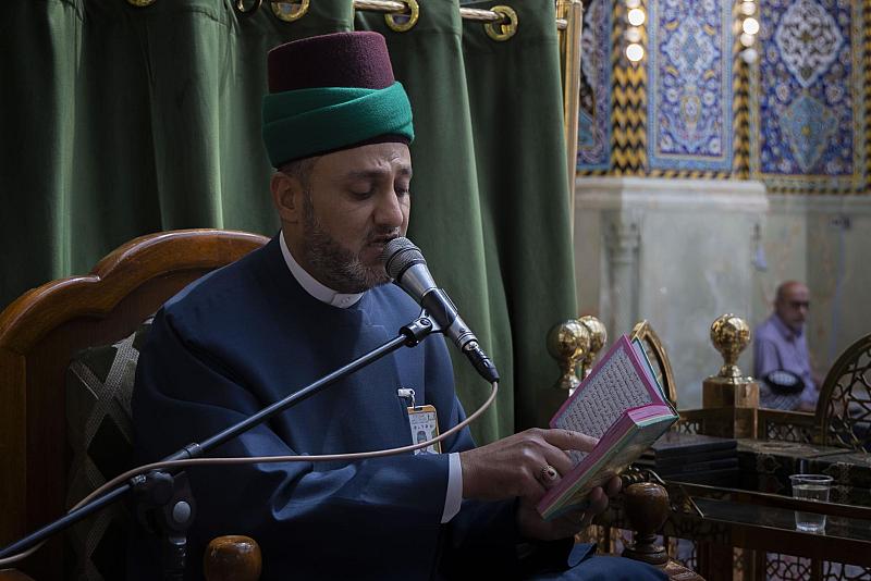 جموع المؤمنين يشاركون في قراءة دعاء الندبة عند مرقد أبي الفضل العباس (عليه السلام)
