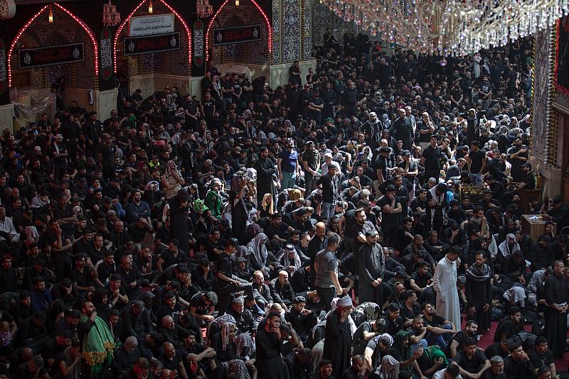 بالصور.. جموع كبيرة من الزائرين تحيي مراسيم العاشر من شهر محرم الحرام