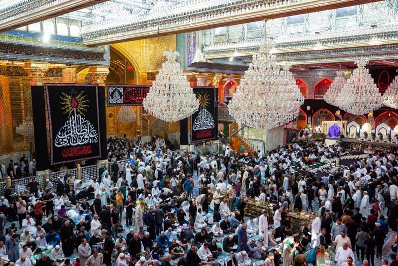 بالصور: قلوبٌ تهفو لتسجّل حضورها عند الإمام الحسين وأخيه أبي الفضل العبّاس (عليهما السلام)
