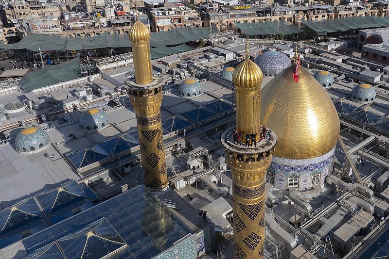 ملاكات العتبة العباسية تباشر بغسل وتنظيف منارتي مرقد أبي الفضل العباس (عليه السلام)