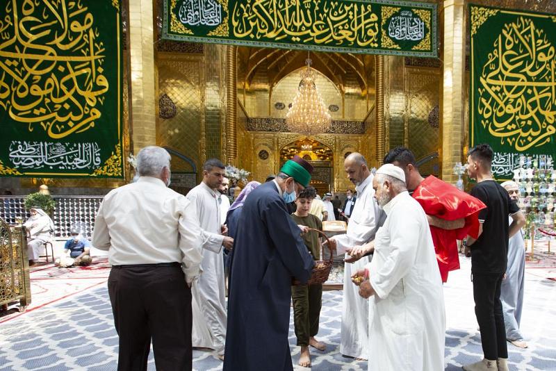 السادةُ الخَدَم في العتبة العبّاسية المقدّسة يُحيُون غدير جَدِّهم