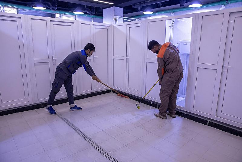 قسم الصّيانة والإنشاءات الهندسيّة يكمل مجموعتين صحيّتين للزّائرين
