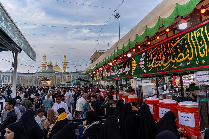 عَبرَ موكبها الخدمي.. شعبة السادة الخدم تقدم خدماتها لزائري يوم عرفة