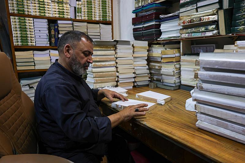قسم رعاية الصحن يجري أعمال الإدامة الدورية لكتب الأدعية والزيارات في العتبة العباسية المقدسة