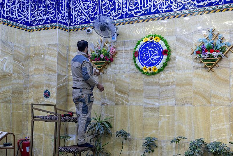 ملاكات مقام الإمام المهدي (عجّل الله فَرَجه) تنشر الزينة والورود تزامنًا مع قرب حلول ذكرى الولادات الشعبانية