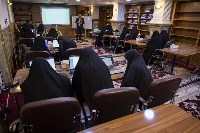 تنظيمُ دورةٍ في أساسيّات التعليم الإلكترونيّ
