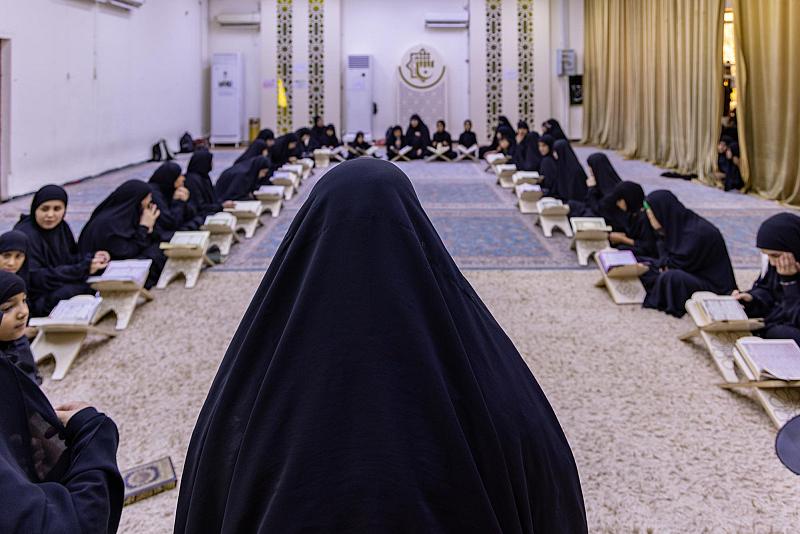 القسم النسوي في مجمع العلقمي ينظم ختمات قرآنية ويهديها للإمام الحسين (عليه السلام) وشهداء العراق