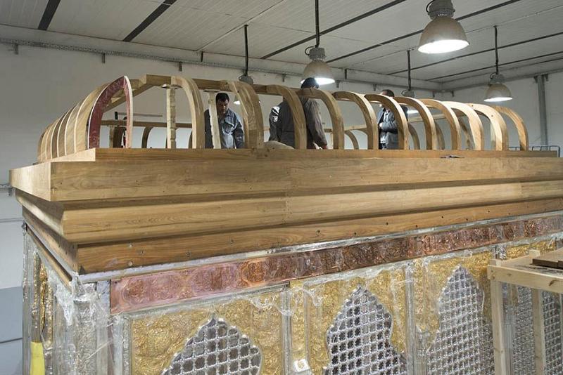 شاهد كيف أبدع خَدَمَةُ أبي الفضل العباس(عليه السلام) بإنجاز أعمال الهيكل الخشبيّ لشباكه الجديد..