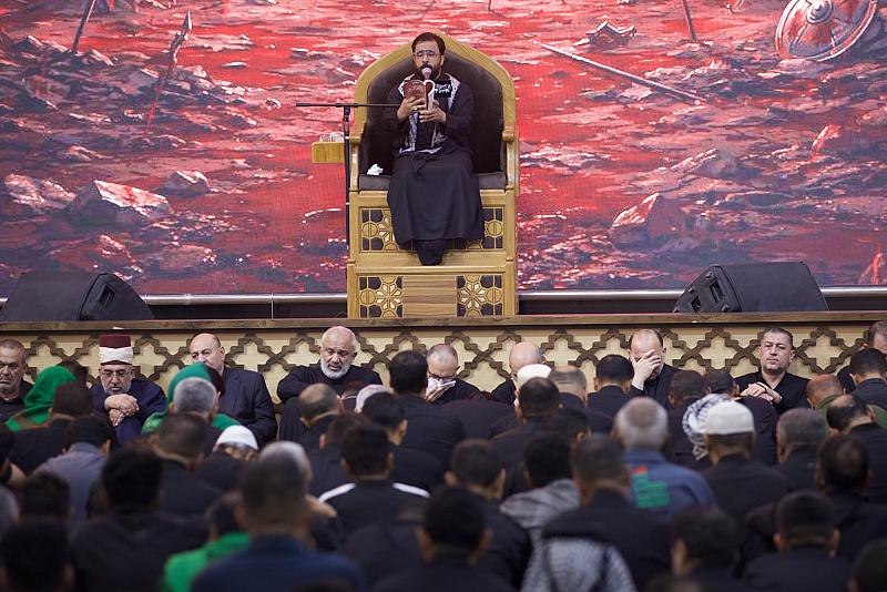 المؤمنون يحيون يوم العاشر من المحرم الحرام عند مرقد الإمامين العسكريين (عليهما السلام)