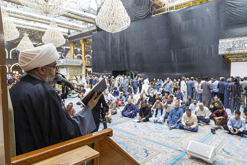 الزائرون يؤدون قراءة دعاء الندبة في صحن مرقد أبي الفضل العباس (عليه السلام)