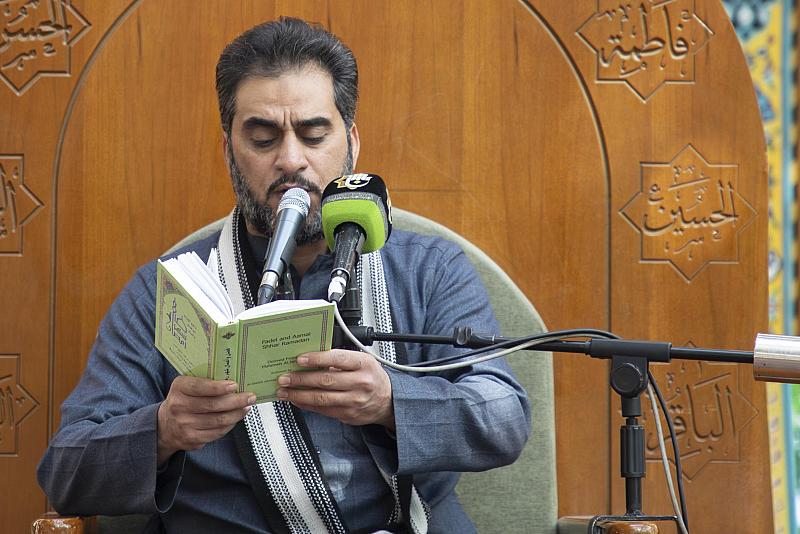 الزائرون يؤدون مراسم قراءة دعاء الندبة في صحن مرقد أبي الفضل العباس (عليه السلام)