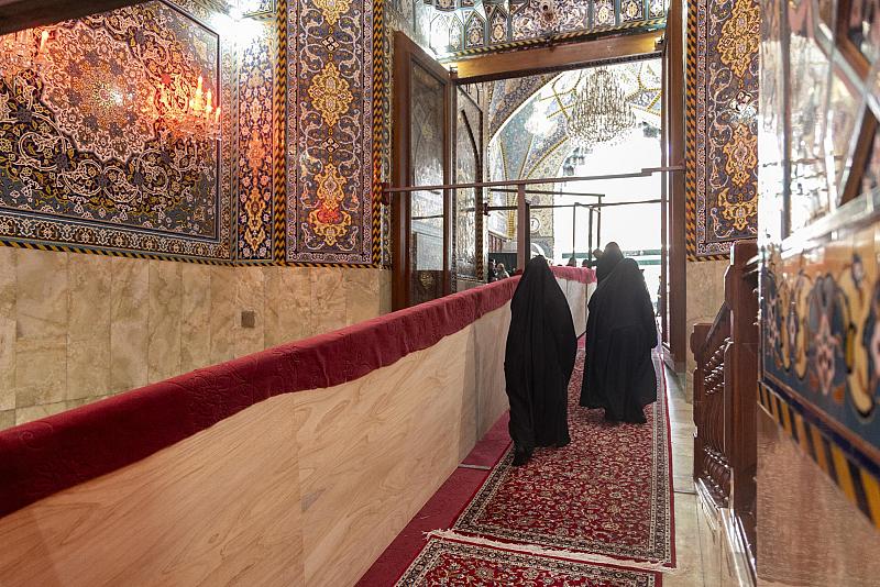 قسم الصناعات والحرف يواصل نصب القواطع الخشبية في مداخل العتبة العباسية المقدسة ومحيطها