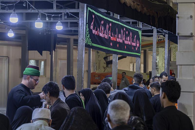 عَبرَ موكب خدمي.. شعبة السادة الخدم تقدم خدماتها للزائرين بذكرى شهادة السيدة الزهراء (عليها السلام)