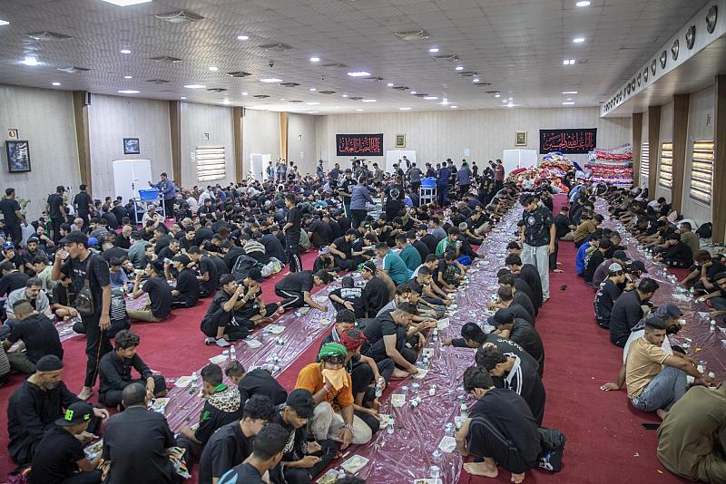 مجمع الشيخ الكليني: تقديم نحو 16 ألف وجبة طعام لزائري الأربعين في يوم واحد