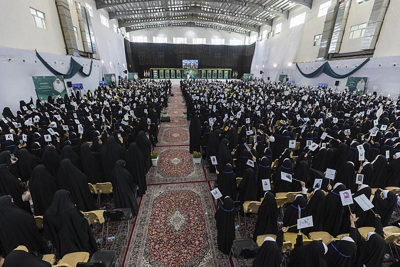 آلاف الطالبات يرددن العهد ضمن فعاليات حفل التكليف الشرعي