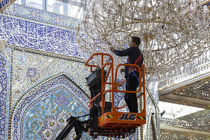 قسم الصيانة يجري أعمال الإدامة الدورية لثريات صحن مرقد أبي الفضل العباس (عليه السلام)