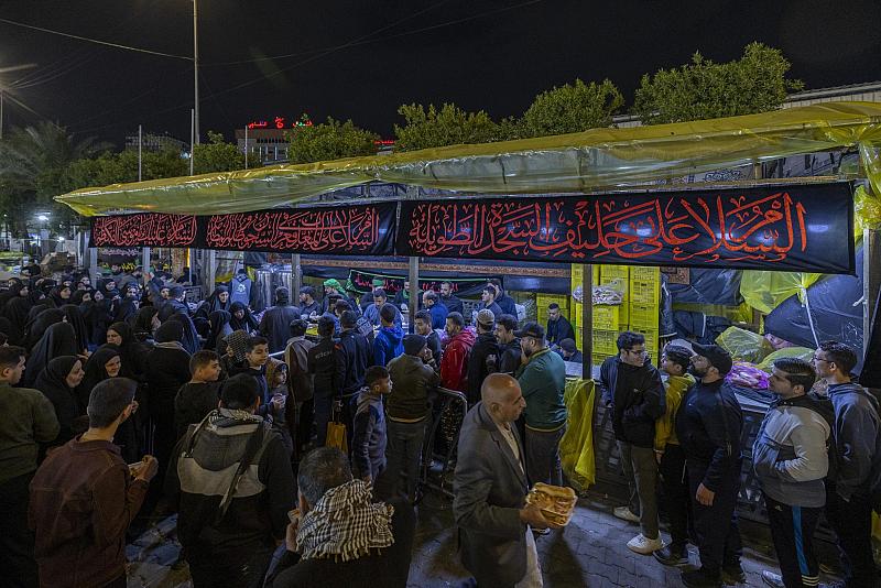 موكب العتبة العباسية المقدسة يواصل تقديم خدماته لزائري مرقد الإمام الكاظم (عليه السلام) بذكرى شهادته