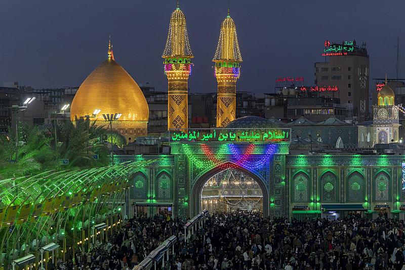 جموع المؤمنين تحيي ليلة الجمعة عند مرقد أبي الفضل العباس (عليه السلام)