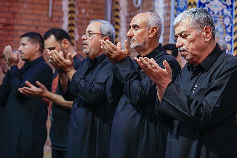 قبيل انطلاق مسيراتها العزائية.. المواكب الحسينية تقيم مراسم صلاة الجماعة بمشاركة جموع المعزين