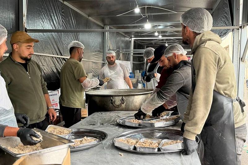 عبر مطبخها المركزي.. العتبة العباسية المقدسة تعلن إيصال وجبات الطعام إلى مراكز الإيواء في لبنان
