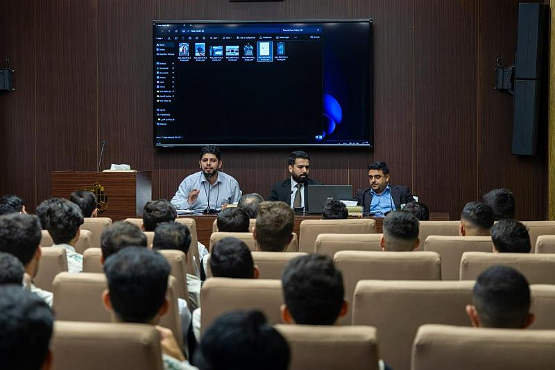 قسم العلاقات العامة يعقد اجتماعًا لمناقشة تنظيم مشاركة الطلبة في حفل التخرج المركزي السادس