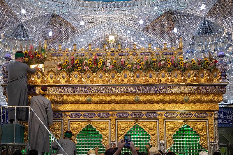 نشر أكاليل الزهور في مرقد أبي الفضل العباس (عليه السلام) بذكرى ولادة السيدة زينب (عليها السلام)