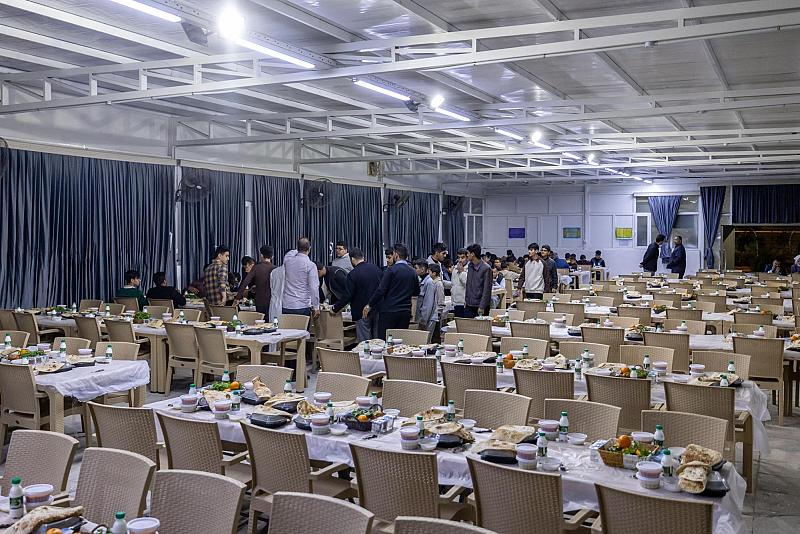 طيلة شهر رمضان المبارك.. مجمع العلقمي يقدم نحو 500 وجبة إفطار يوميًا للزائرين