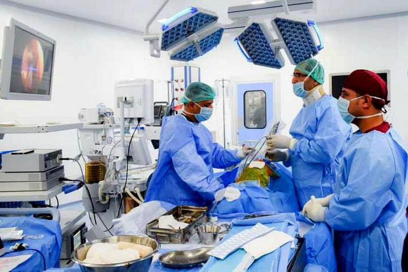 بعمليّةٍ نوعيّة: أطبّاءُ مستشفى الكفيل التخصّصي ينجحون بمعالجة مريضٍ مصاب بتشوّهات في الحنجرة بتقنيّة الليزر