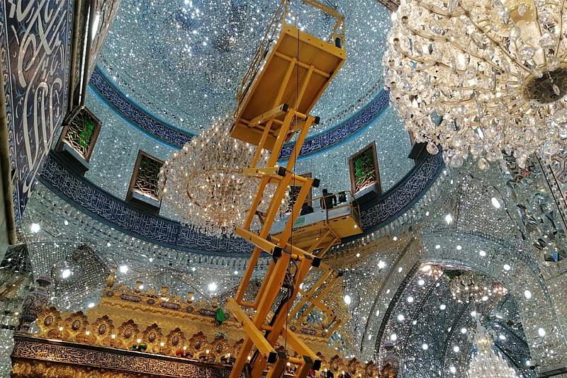 بشكل يومي.. شعبة الحرم تواصل أعمال تنظيف ثريّات الحرم المطهّر