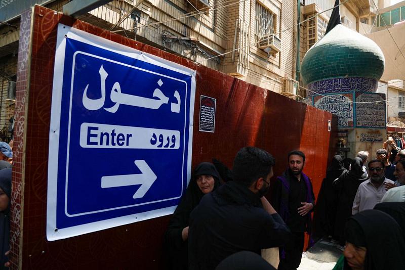قواطعُ خشبيّة لتسهيل حركة الزائرين عند مقام الكفّ الأيسر