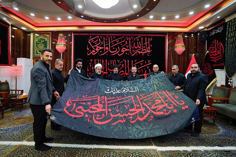 العتبة العباسية المقدسة تُهدي راية الإمام الحسن المجتبى (عليه السلام) إلى العتبة العلوية المقدسة
