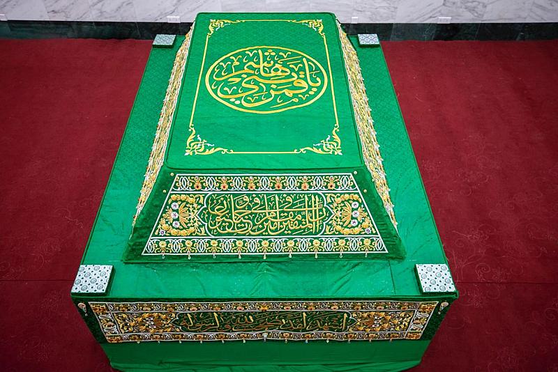 كيف وُزّعت الأحجار الكريمة في كسوة مرقد أبي الفضل العباس (عليه السلام)؟