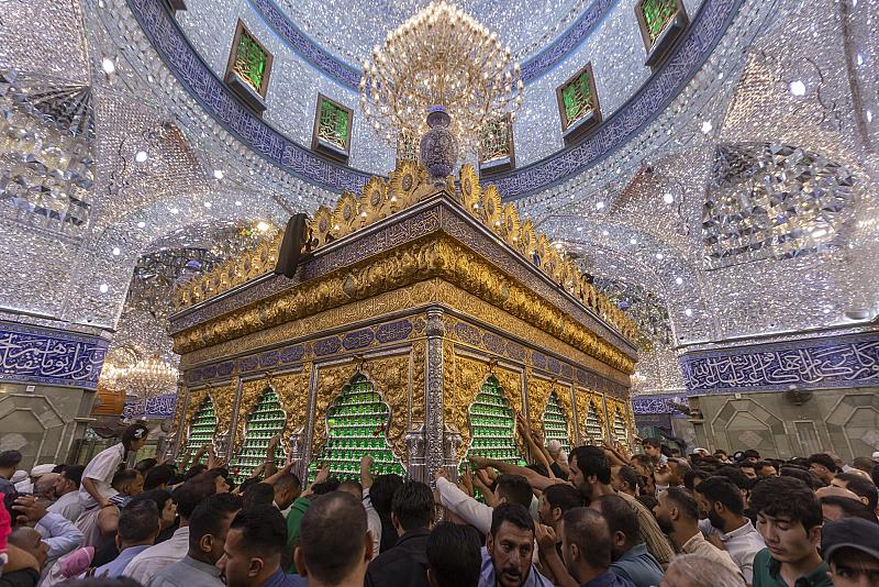 جموع الزائرين تحيي ليلة الجمعة الأولى من شهر ربيع الآخر عند مرقد أبي الفضل العباس (عليه السلام)