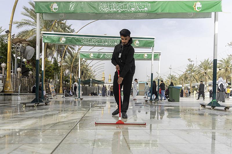 قسم بين الحرمين الشريفين ينفذ أعمال غسل الساحة الوسطية والطرق المؤدّية إليها
