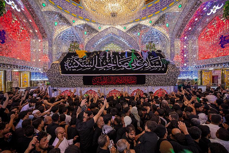 جموع كبيرة من المؤمنين تحيي ذكرى شهادة الرسول الأكرم عند مرقد الإمام علي (صلوات الله عليهما)