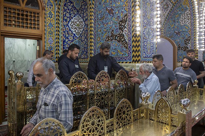 قسم رعاية الصحن الشريف يقدم الحلوى للزّائرين بذكرى ولادة السيدة فاطمة المعصومة (عليها السلام)