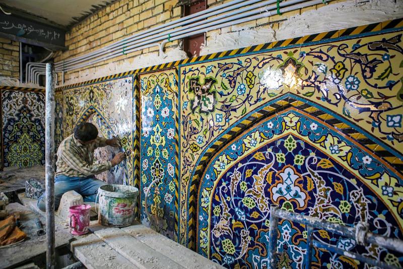 ثاني أكبر بوّابةٍ في العتبة العبّاسية المقدّسة تكتسي بالكاشي المعرّق