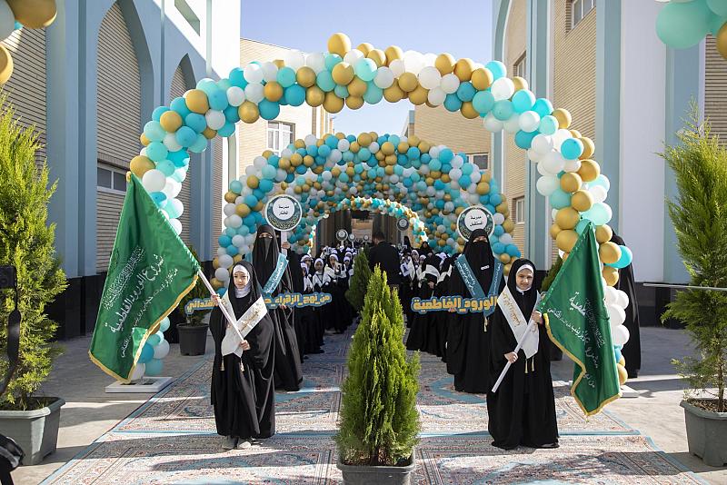 انطلاق مسير التلميذات في مجمع أبي الفضل العباس (عليه السلام) ضمن فعاليات اليوم الثاني لحفل التكليف