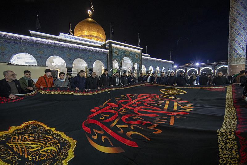 وفد العتبة العبّاسية ينشر السواد بذكرى وفاة السيدة زينب (عليها السلام) في مرقدها بسوريا