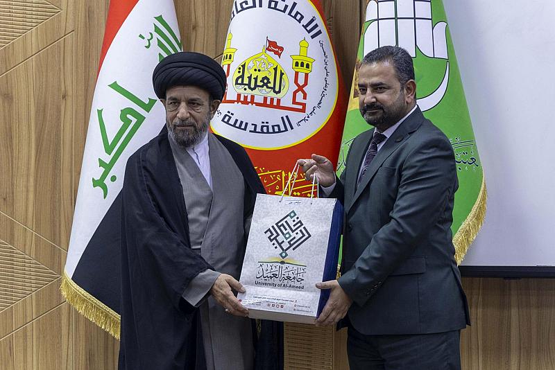 تكريم الأساتذة المتميزين في العملية التربوية ضمن فعاليات مؤتمر جامعة العميد العام السنوي الثالث