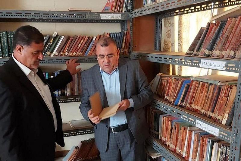 قسم المعارف يرفد مكتبة في ذي قار بمجموعة من الاصدارات العلمية والوثائقية