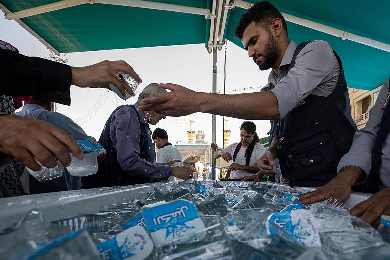 خدمة الساقي يوفرون المياه الصالحة للشرب لزائري يوم عرفة