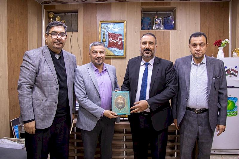 قسم شؤون المعارف يقدم إصداراته المعرفية لمكتبات الديوانية والمثنى