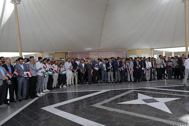 جامعة العميد تنظم وقفة تأييد لموقف المرجعية العليا بشأن ما يتعرض له الشعب الفلسطيني