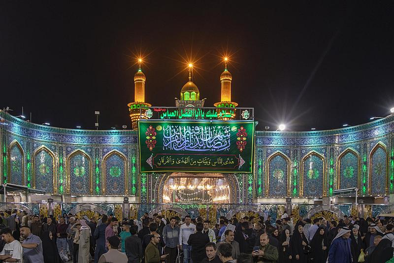 جموع الزائرين تُحيي ليلة الجمعة الثانية من شهر رمضان المبارك في كربلاء