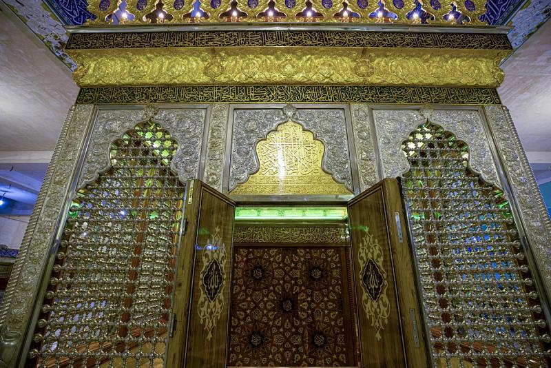 الانتهاء من وضع صندوق الخاتم على ضريح أثيب اليمانيّ (رضوان الله تعالى عليه)