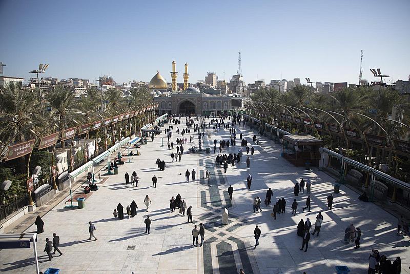 منطقة ما بين الحرمين تشهد نشر معالم الحزن بذكرى وفاة السيدة أم البنين (عليها السلام)