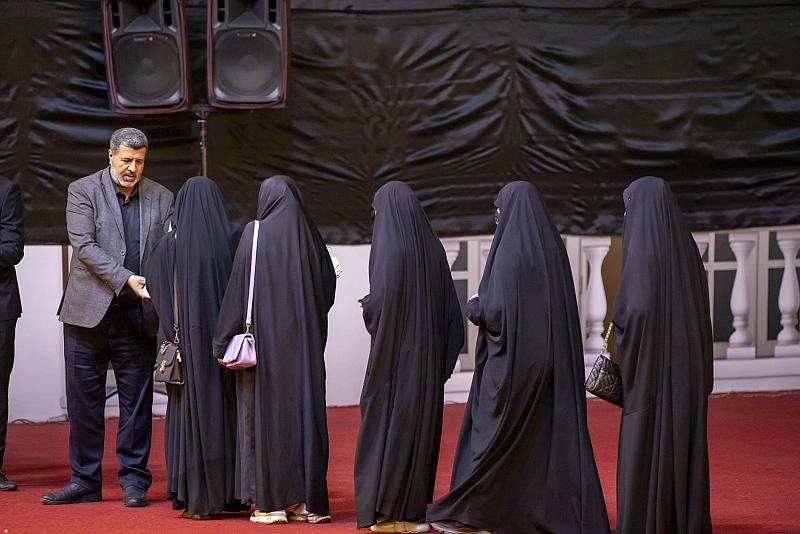 العتبة العباسية المقدسة تكرم 800 طالبة من المرتديات للعباءة الإسلامية
