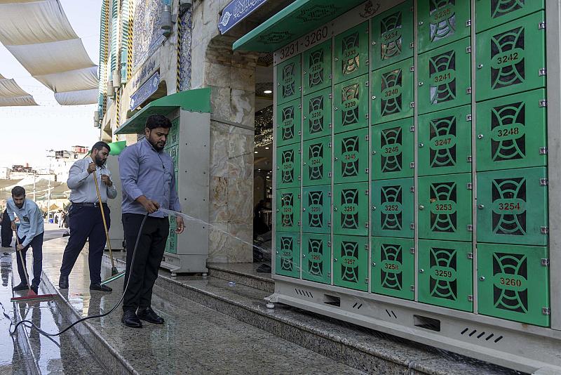 قسم الشؤون الخدمية ينفذ حملة لتنظيف محيط صحن مرقد أبي الفضل العباس (عليه السلام)
