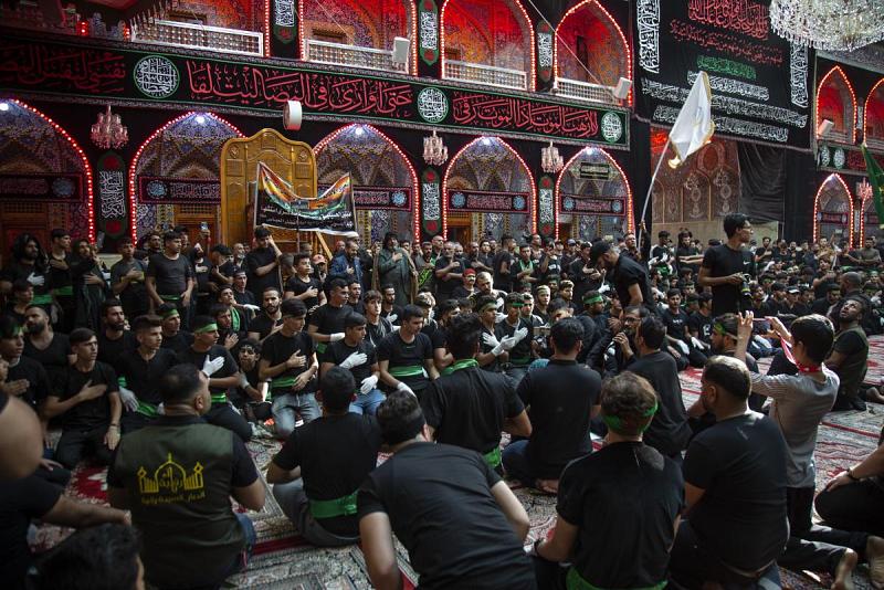خَدَمَةُ مزار سلمان المحمّدي يقدّمون تعازيهم بذكرى شهادة الإمام الحسين (عليه السلام)